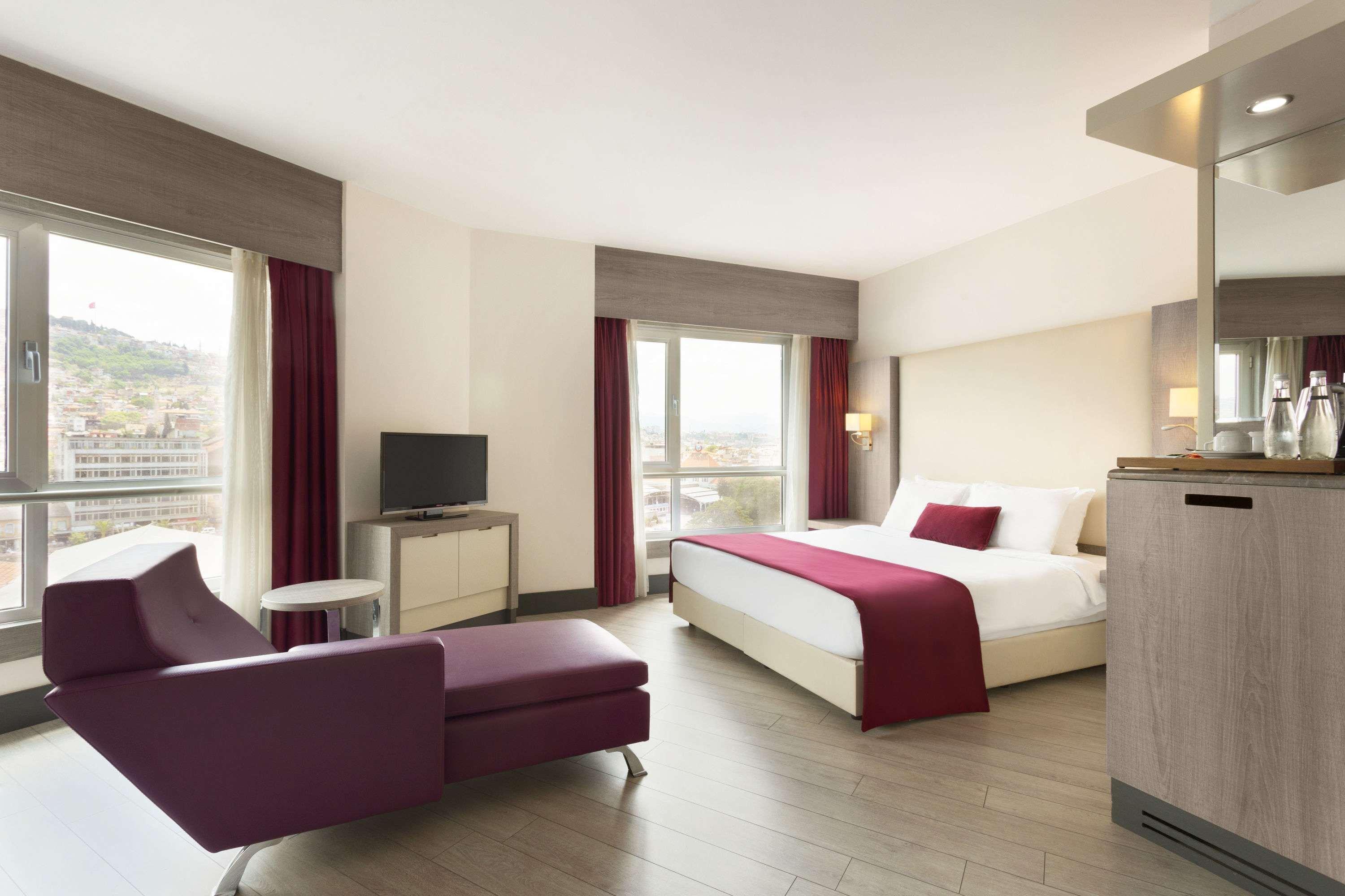 Hotel Ramada Plaza By Wyndham İzmir Extérieur photo