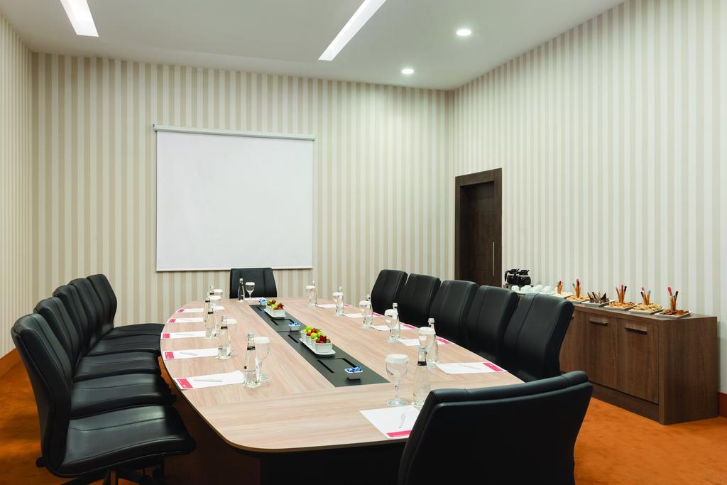 Hotel Ramada Plaza By Wyndham İzmir Extérieur photo